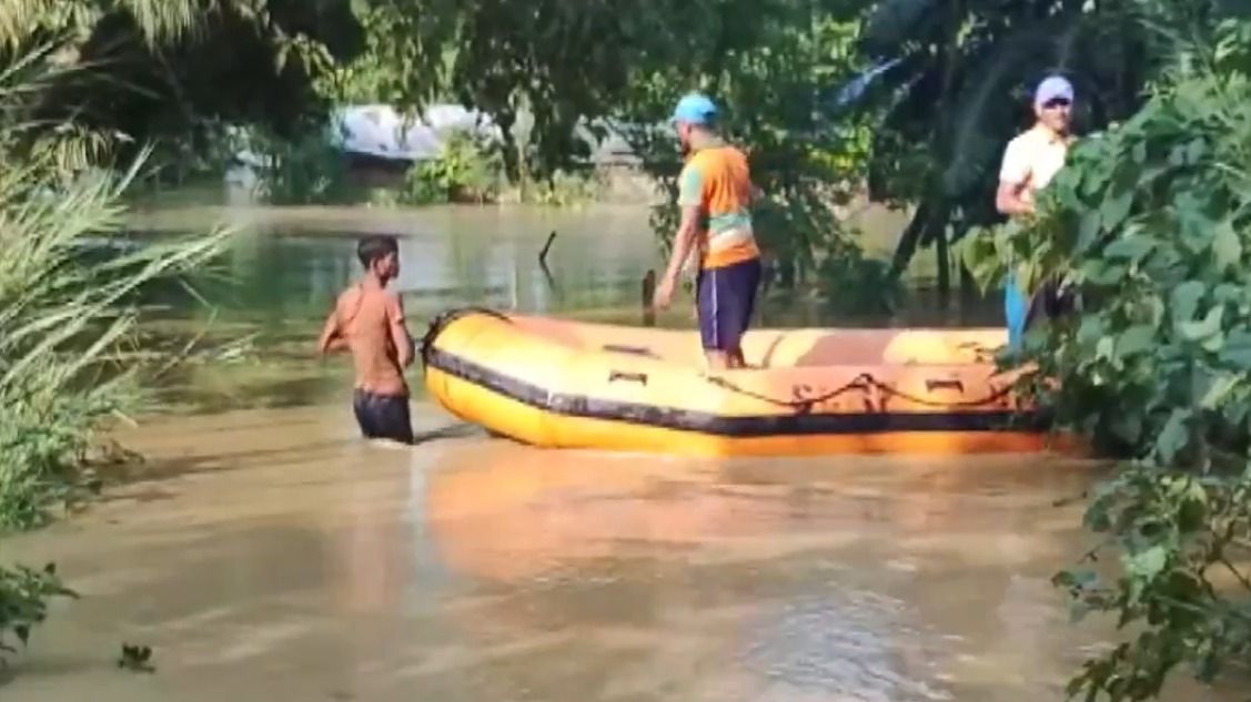 bihar flood situation grim several embankments breached 1727630380404 16 9 mnwypQ