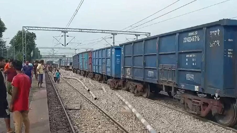 goods train derailed at new maynaguri railway station in alipurduar division 1727151625271 16 9 UN7CyL