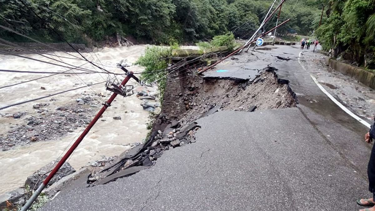 uttarakhand landslide briefly blocks flow of mandakini river in rudraprayag 1723396227416 16 9 akjw63