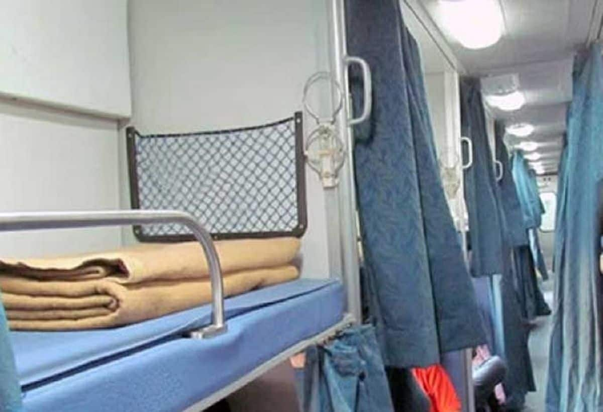 Indian Railways: ट्रेन में चादर और कंबल की धुलाई कितने दिन में होती है? रेलवे ने दिया जवाब, सुनकर उड़ जाएंगे होश