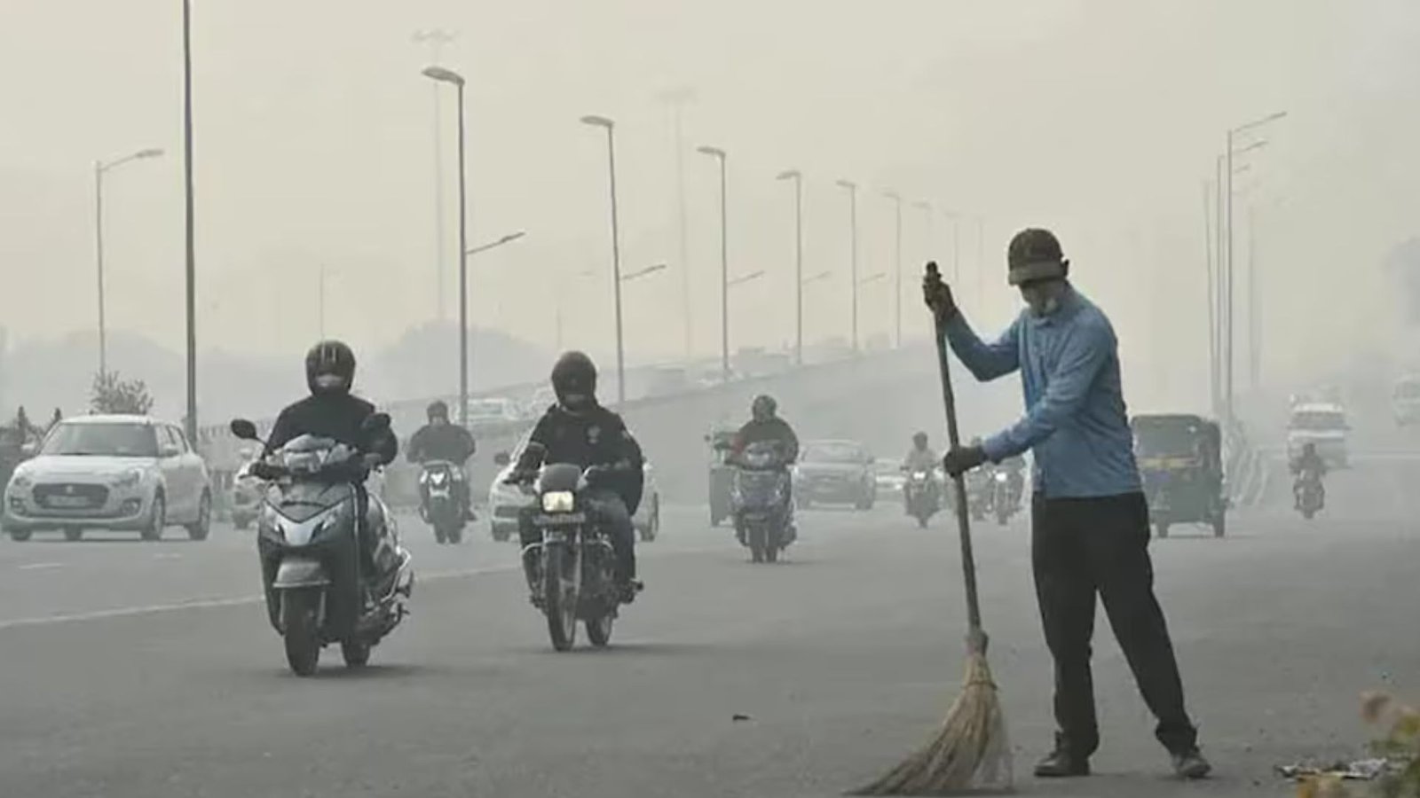 Delhi Air Pollution: छाई रही धुंध... दीपावली की सुबह दिल्ली की हवा ‘बहुत खराब’ रही