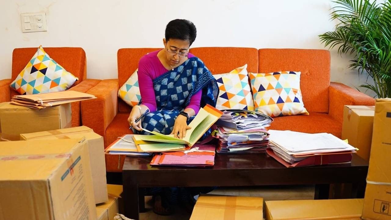 delhi chief minister atishi at her private residence 1728553333453 16 9 FKgnGe