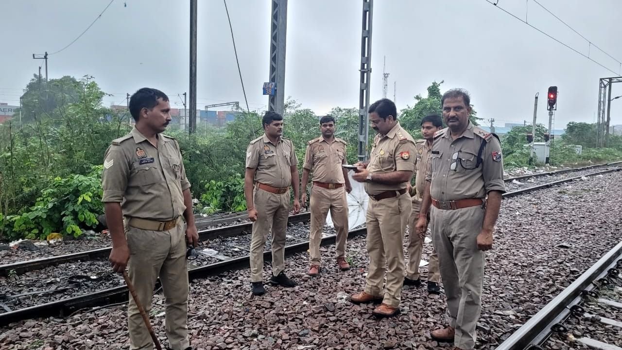 fire extinguisher found on railway track in kanpur 1727623410507 16 9 9k7dmY