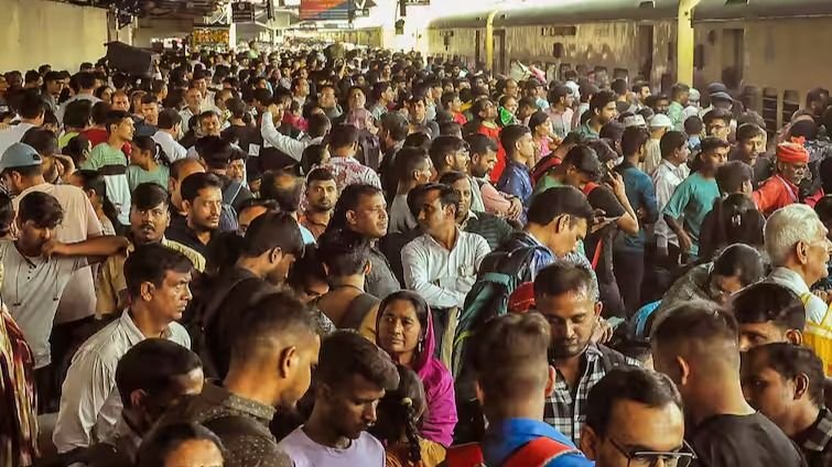 huge crowd at surat station 1730049648302 16 9 uafOcC