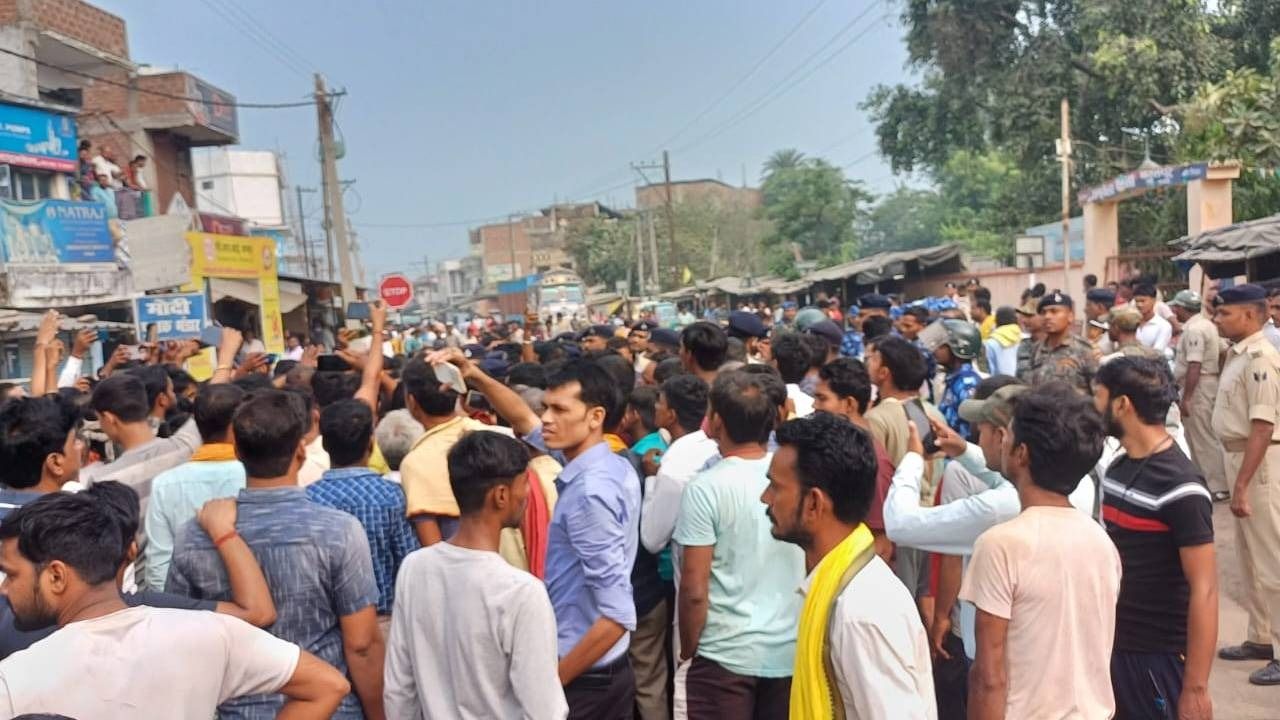 people protested after idols were found broken in a temple in bhagalpur 1729425401018 16 9 lN0e01