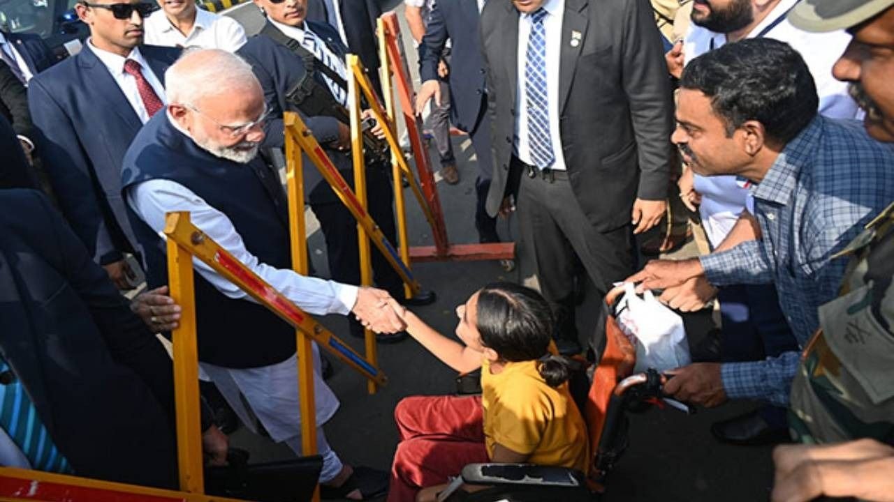 pm narendra modi meet differently abled student diya gosai 1730104819783 16 9 C9wuNY