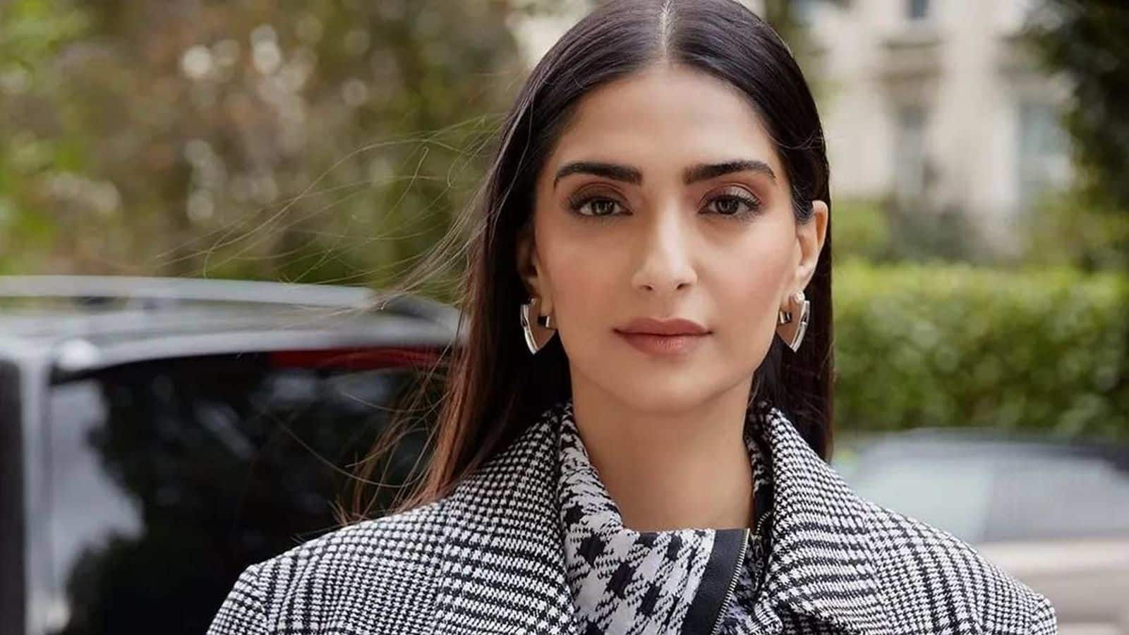 sonamkapoor QwWTlJ