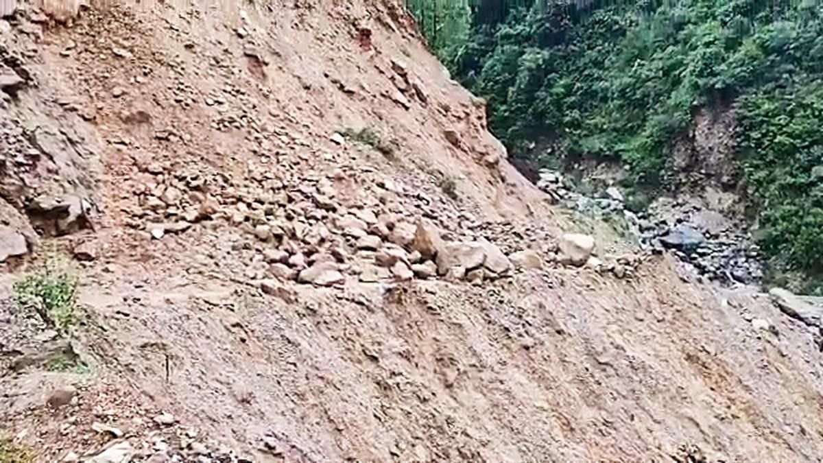 traffic disrupted between gauchar and karnaprayag on badrinath national highway due to landslides 1726598133486 16 9 V3CWgT