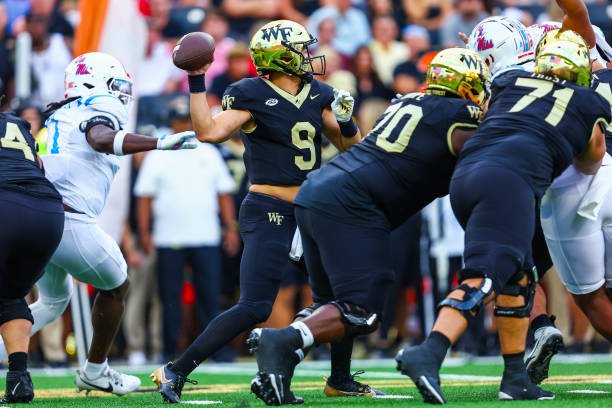 winston salem north carolina hank bachmeier of the wake forest demon deacons passes the ball XacZVj