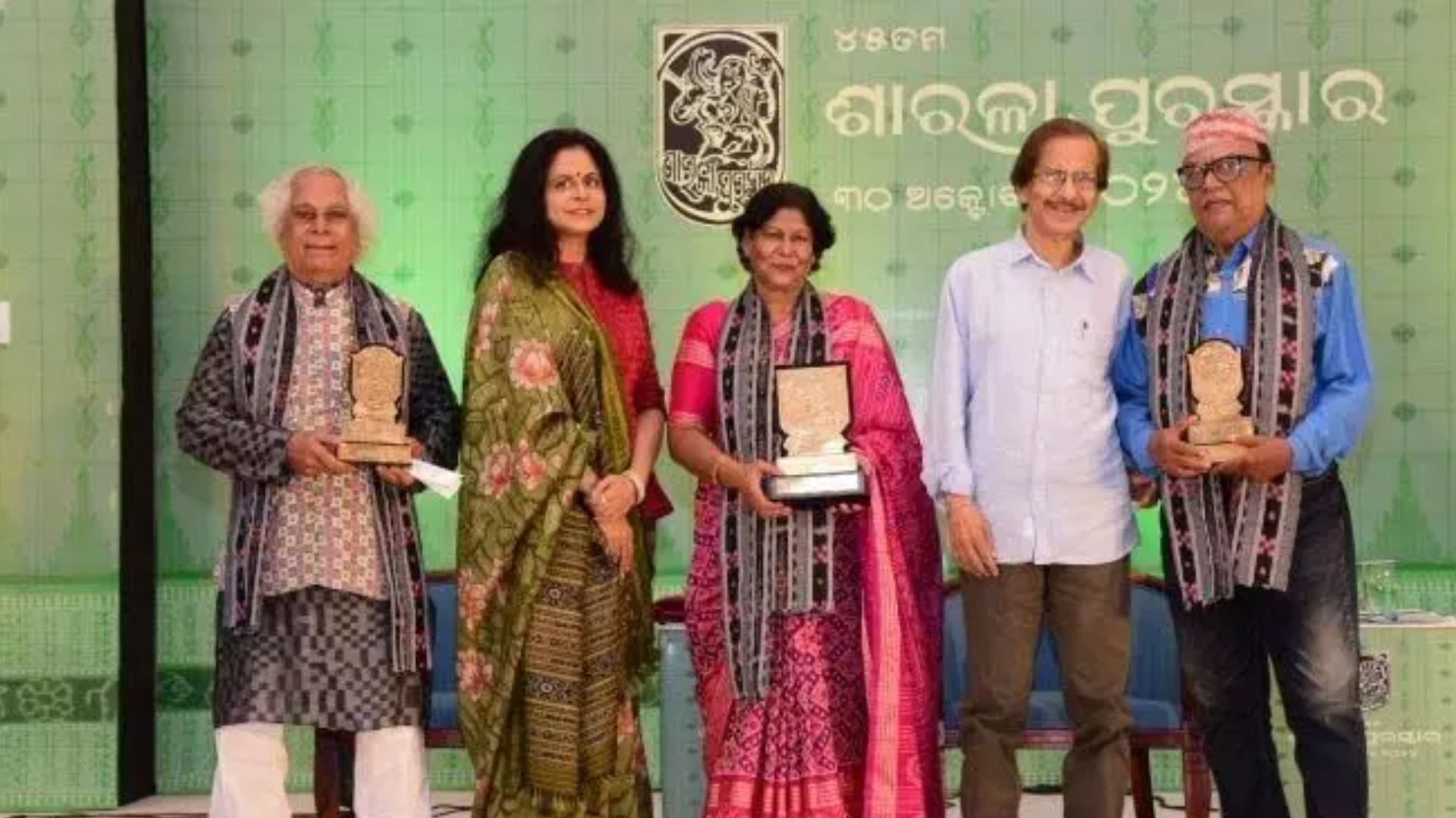 writer sarojini sahu honored with sarala award 1730359730463 16 9 oCgBOZ