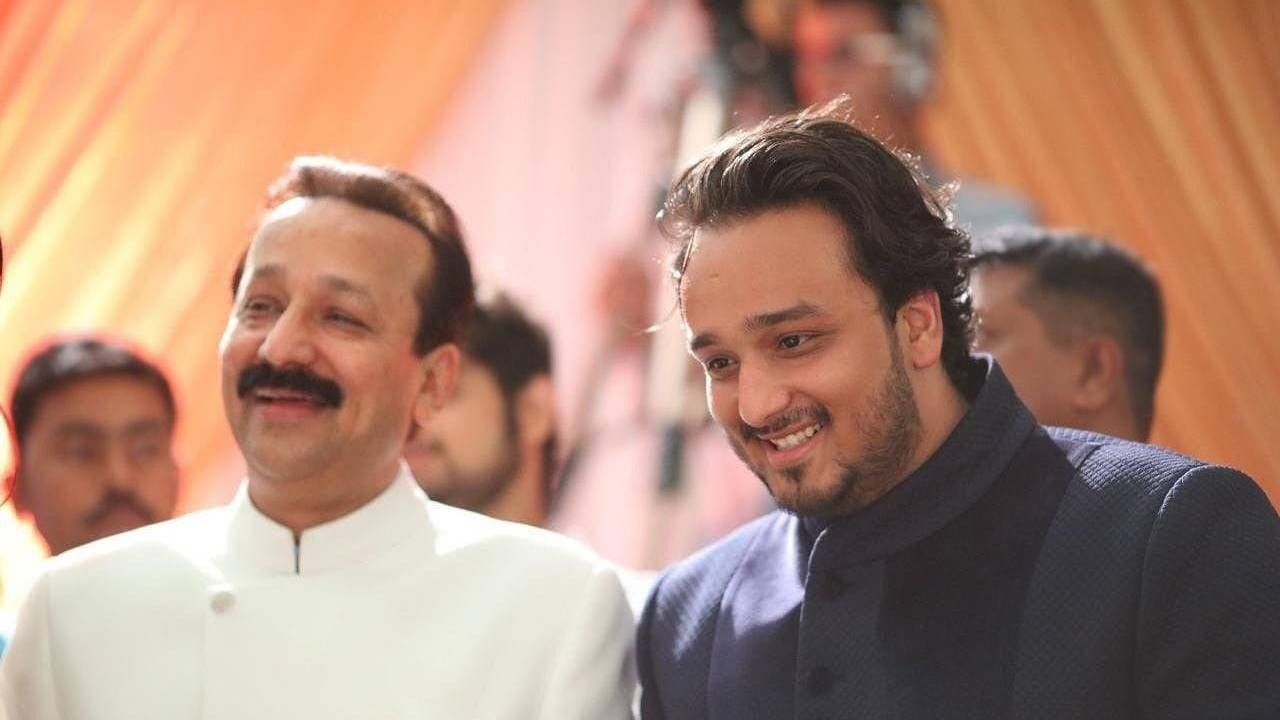 zeeshan siddique with father baba siddique 1728880376833 16 9 1hlqpC