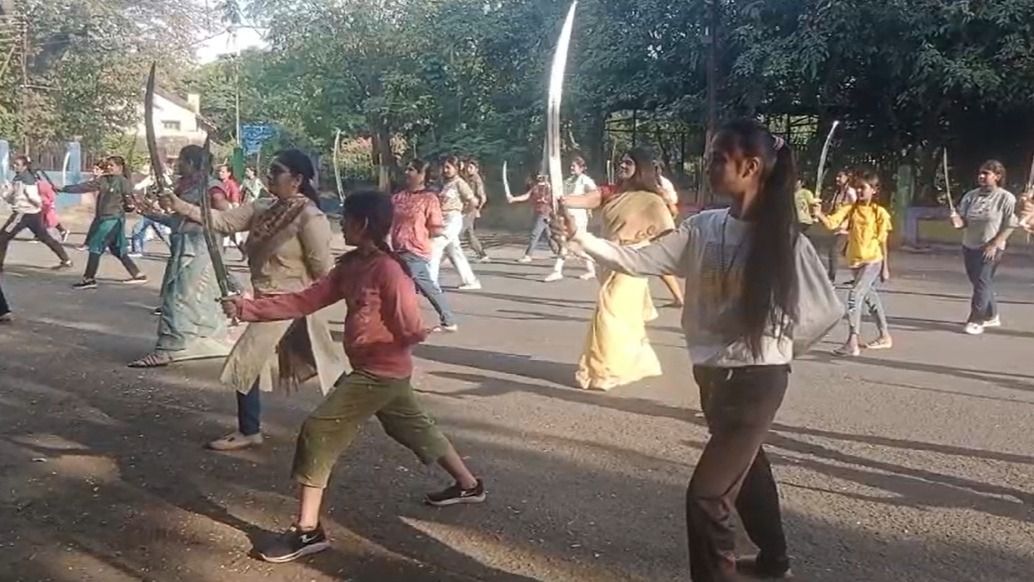 5 thousand hindu girls are learning fencing to avoid love jihad 1731086998283 16 9 La7wYi