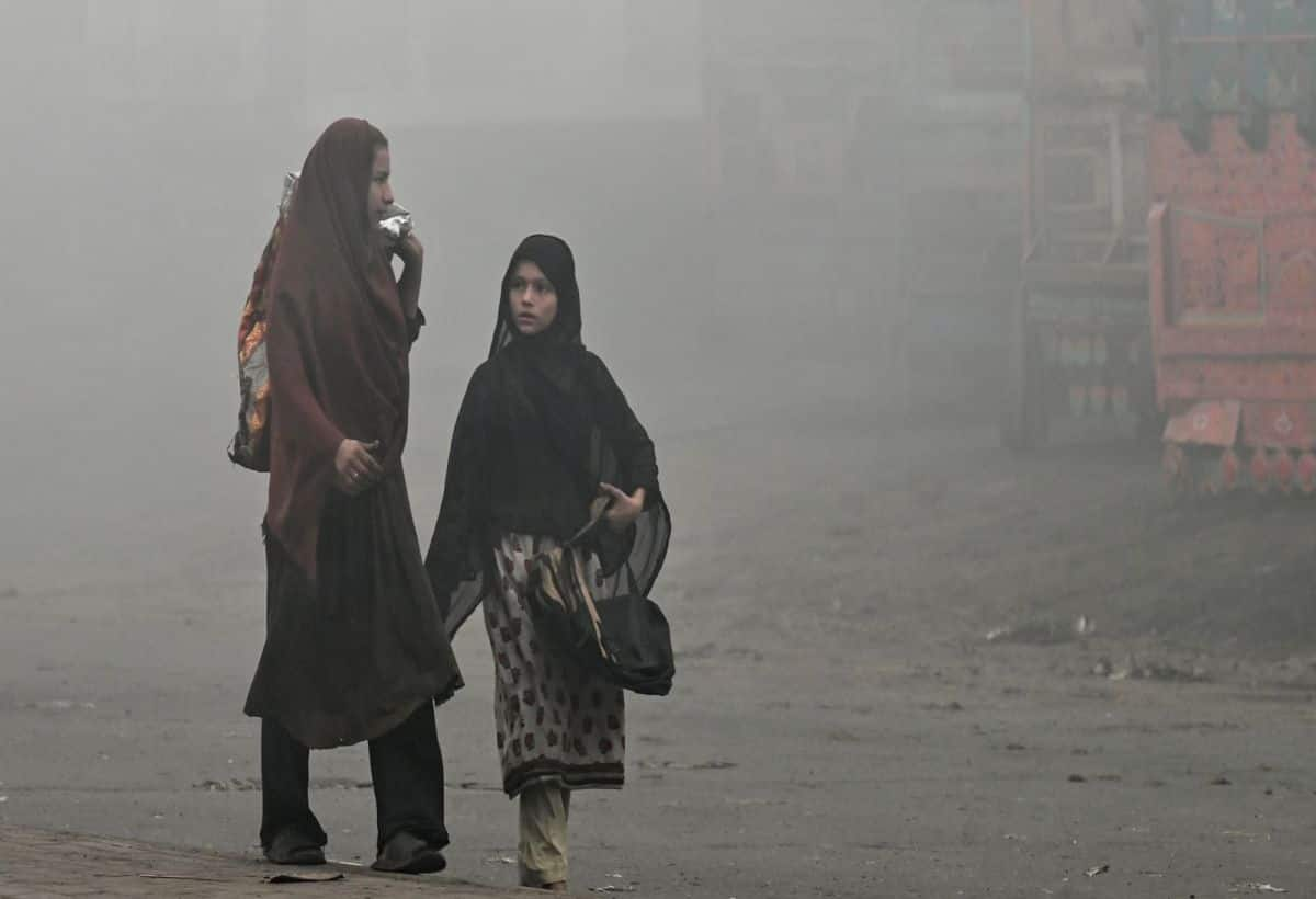 Pakistan Air Pollution: पाकिस्तान की हवा में घुल गया जहर, बाहर निकलना मुश्किल, लाहौर में AQI 800 के पार