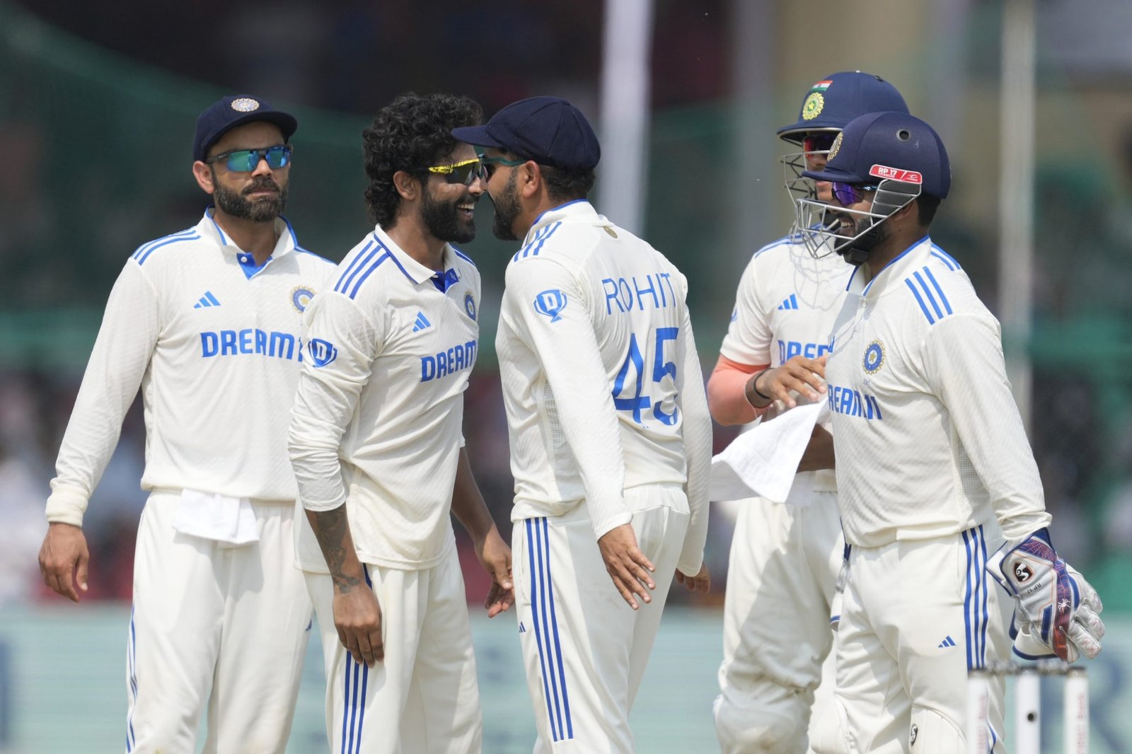 Ravindra Jadeja second left celebrates AP35 2024 10 7ae3d1885af8c74527cfc20f64227908 scaled