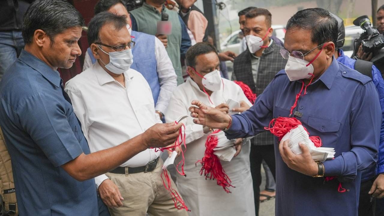 amid the serious condition of air pollution in delhi bjp distributed masks 1731930743939 16 9 SXzF0t