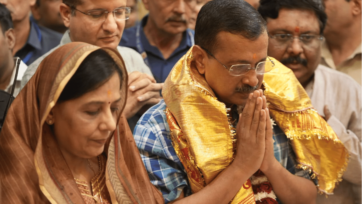 arvind kejriwal and his wife offered prayers at hanuman temple 1730465701386 16 9 OwN55c