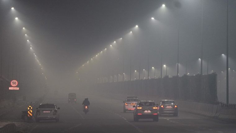 delhi s air quality dips aqi soars to 209 under poor category 1728817769070 16 9 QaiV0n