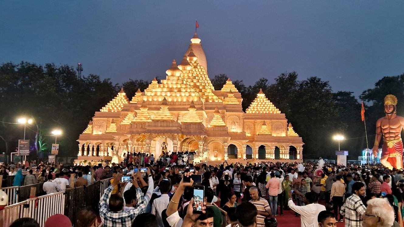 devotees at ram mandir themed pandal 1730293975697 16 9 U1AN3Q