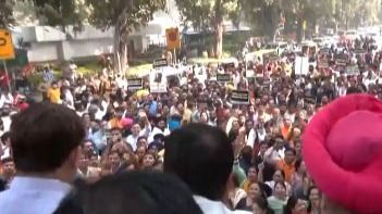 massive showdown against kejriwal over sheeshmahal row kailash gahlot leads bjp stir 1732174518318 16 9 YYj3IB