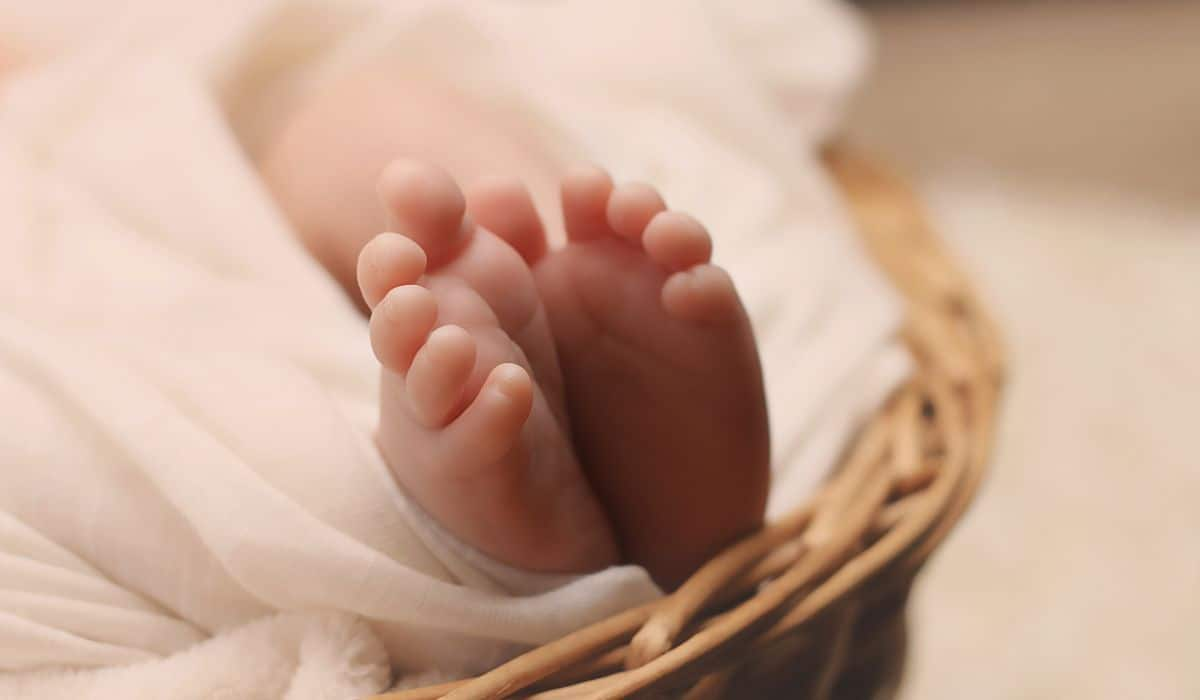 minor girl gives birth iKzjML