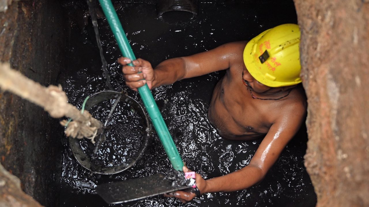 municipal corporation worker cleans the sewer 1732802211959 16 9 HYDZ3B