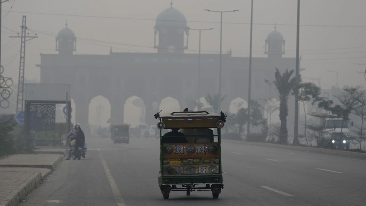 pakistan air pollution 1730918024041 16 9 M0eOGS