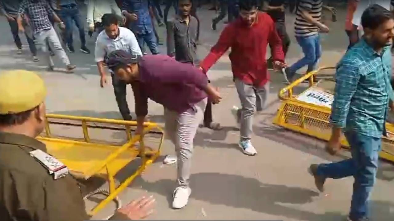 uppsc candidates break police barricades in prayagraj 1731563969224 16 9 szVk8s