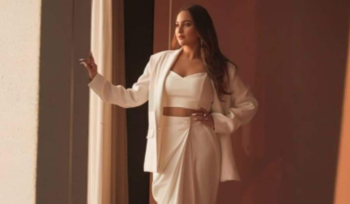 Sonakshi Sinha njnpyT