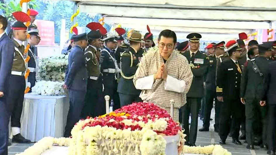 bhutan king jigme khesar namgyel wangchuck pays last respects to former pm manmohan singh 1735371827872 16 9 5vqyij