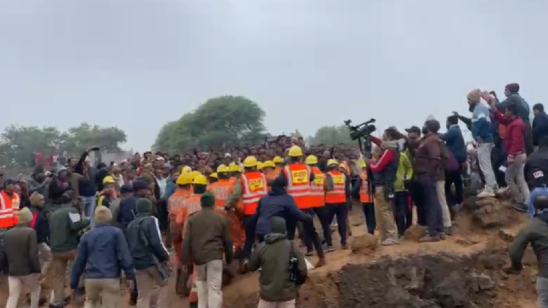 child rescued from borewell guna 1735449837667 16 9