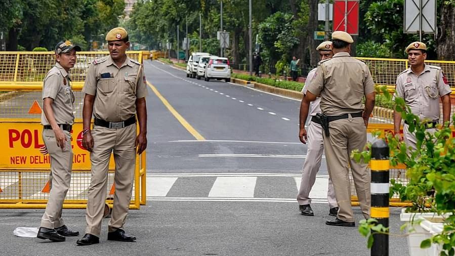 Delhi Police ने अवैध बांग्लादेशियों के खिलाफ अभियान के तहत 32 लोगों के दस्तावेज इकट्ठे किए