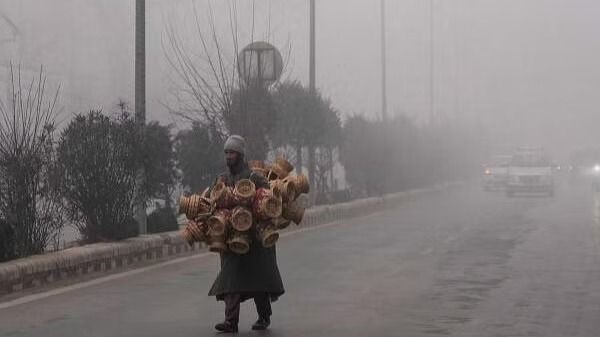 dense fog envelops parts of kashmir mercury dips below freezing point 1733042391182 16 9 PQgoQA