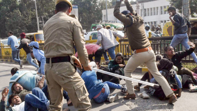 police personnel baton charge aspirants of 70th bpsc during the protest outside bpsc office over normalization issue in patna 1733669083420 16 9 fBybz9