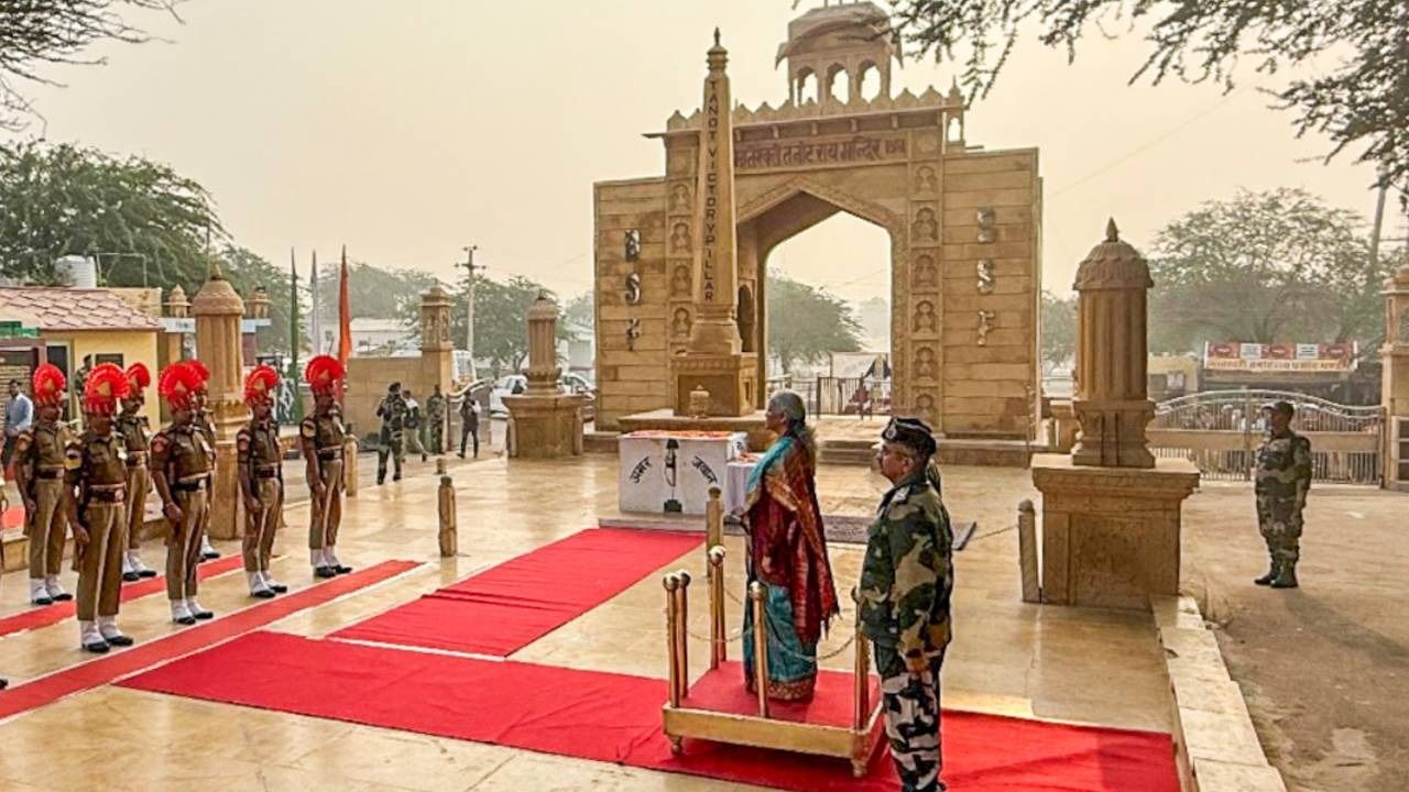 वित्त मंत्री सीतारमण ने भारत-पाक सीमा से सटे प्रसिद्ध तनोट राय माता मंदिर के दर्शन किये