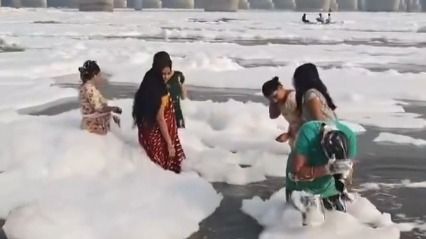 woman washes hair in yamuna with toxic foam internet says not shampoo 1731120258157 16 9 Iu8k9z