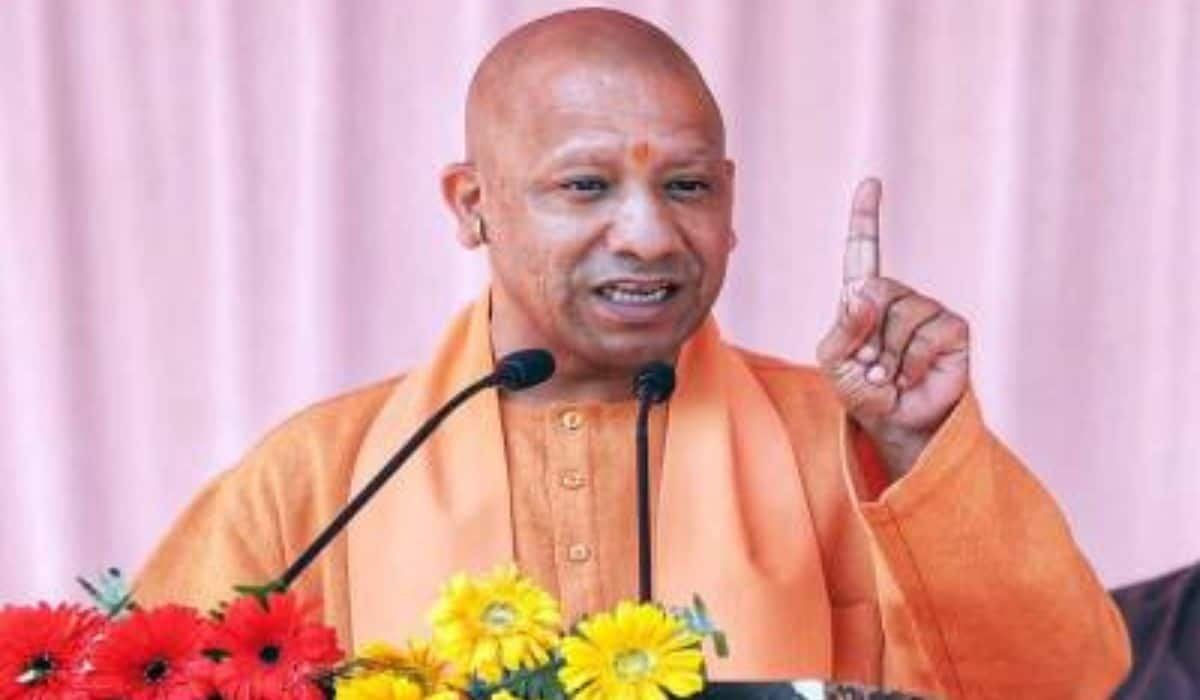 CM Yogi Adityanath ZeXSl9