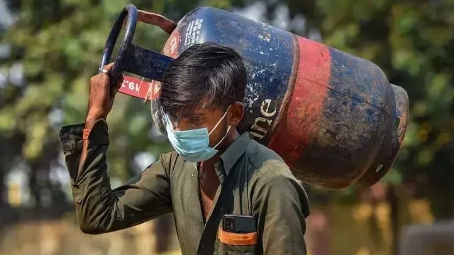 LPG Cylinder Price 2025: नए साल पर तोहफा, सस्ता हो गया एलपीजी सिलेंडर; जानें नए रेट