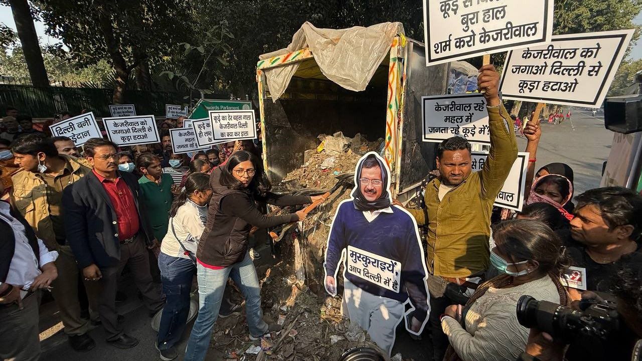 delhi police detain swati maliwal for dumping garbage outside kejriwal s residence 1738232926046 16 9 nh1glT