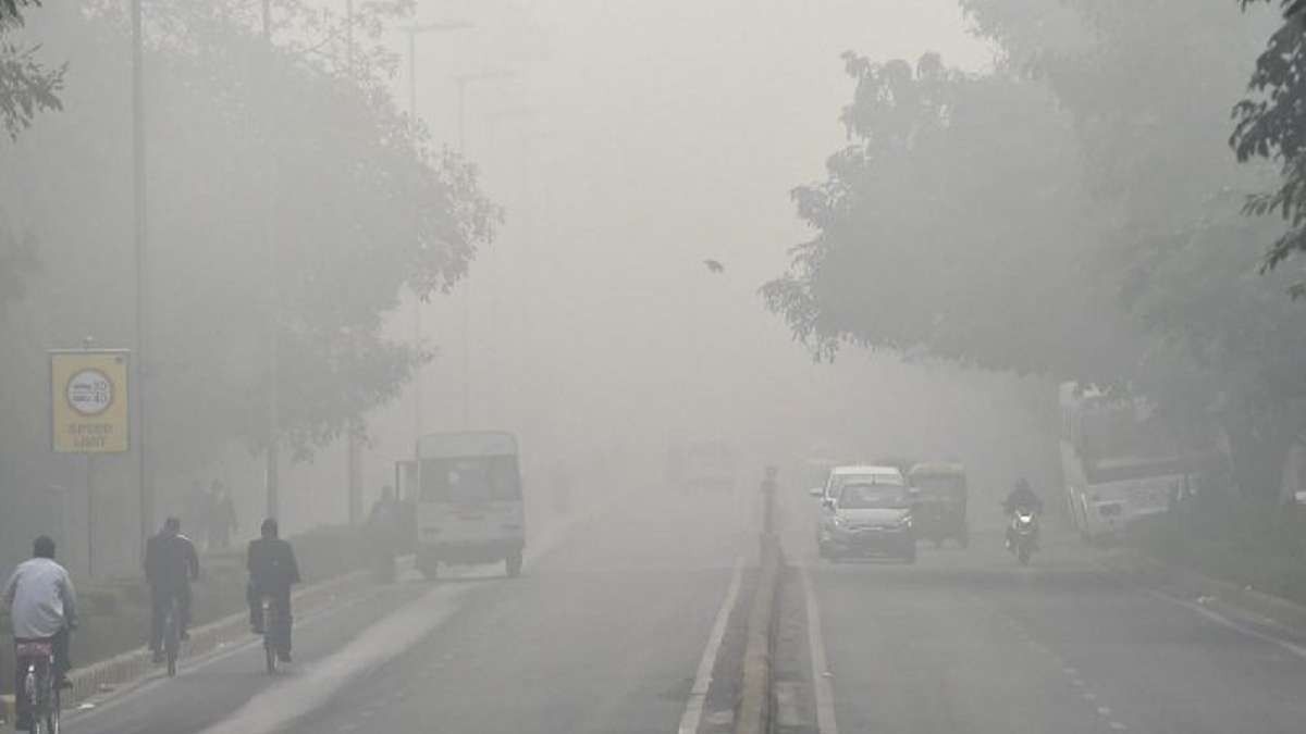 dense fog blankets delhi ncr flights trains affected as visibility drops to zero 1736908479449 16 9