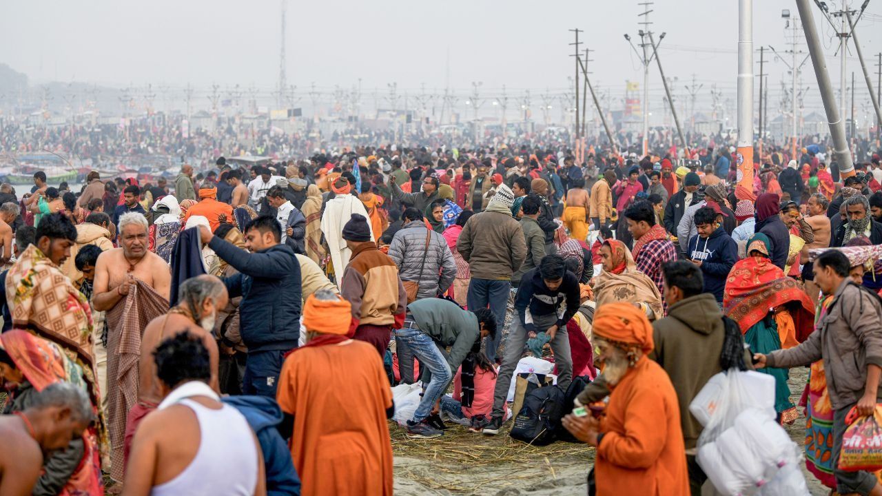 devotees with their belongings arrive to attend the maha kumbh 2025 1736682663055 16 9 oyLt1Z