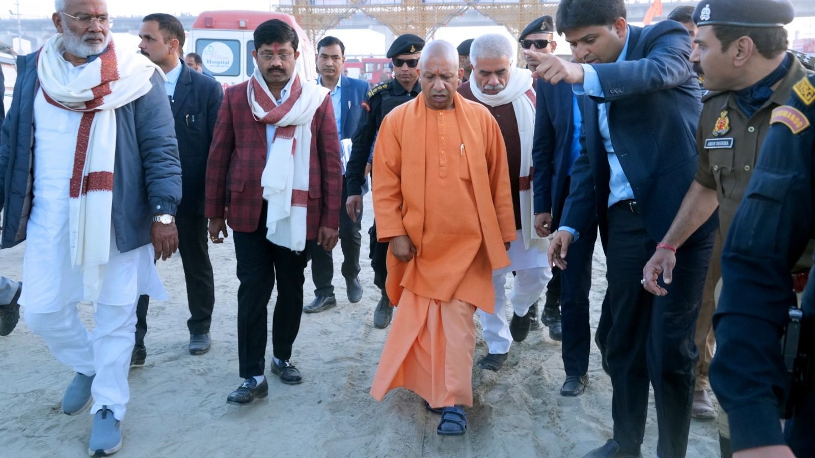 fire at mahakumbh mela 2025 up cm yogi adityanath arrives incident spot 1737292733229 16 9 YJM3iM