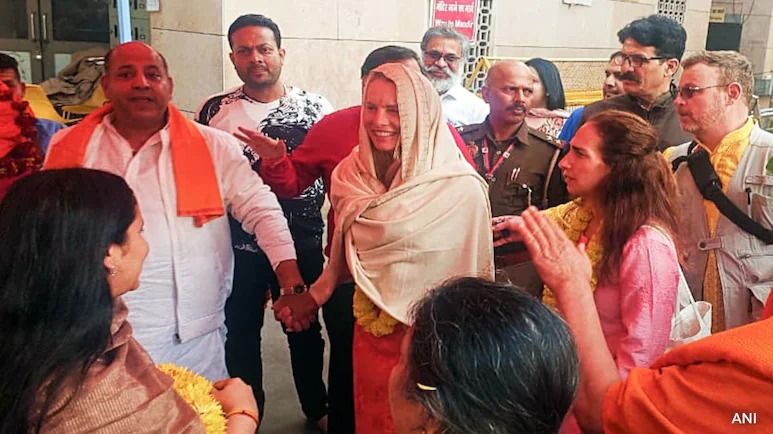 laurene powell wife of steve jobs visits kashi vishwanath temple ahead of maha khumb 1736658205856 16 9 Ou6XQN