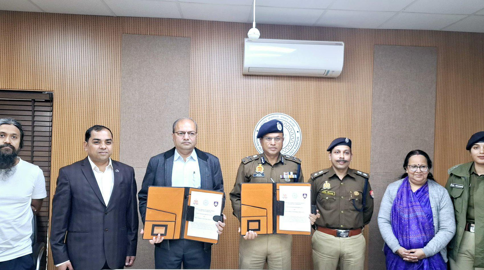 mou signed between kanpur police and iit kanpur 1737644444167 16 9 30C05L