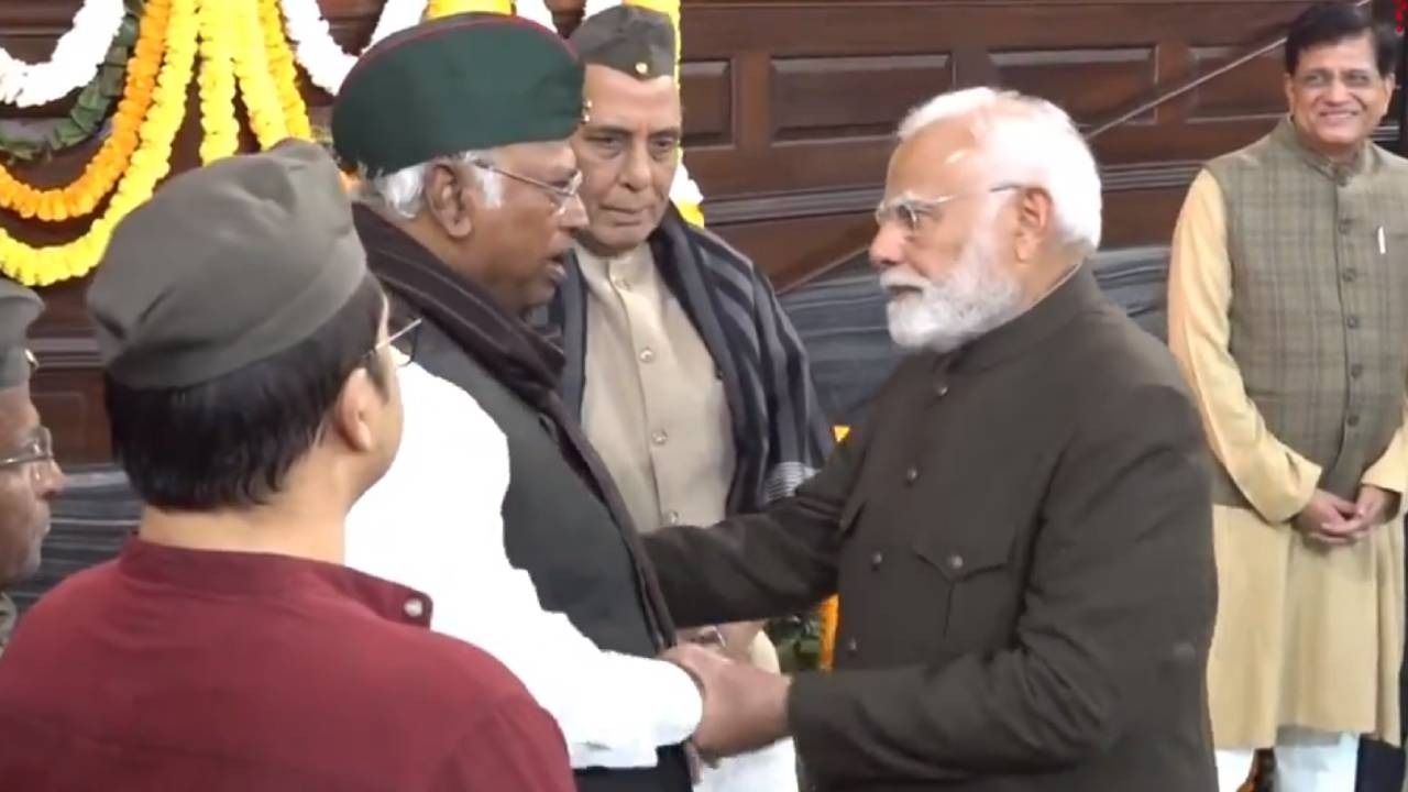 pm narendra modi interacts with mallikarjun kharge 1737622570072 16 9