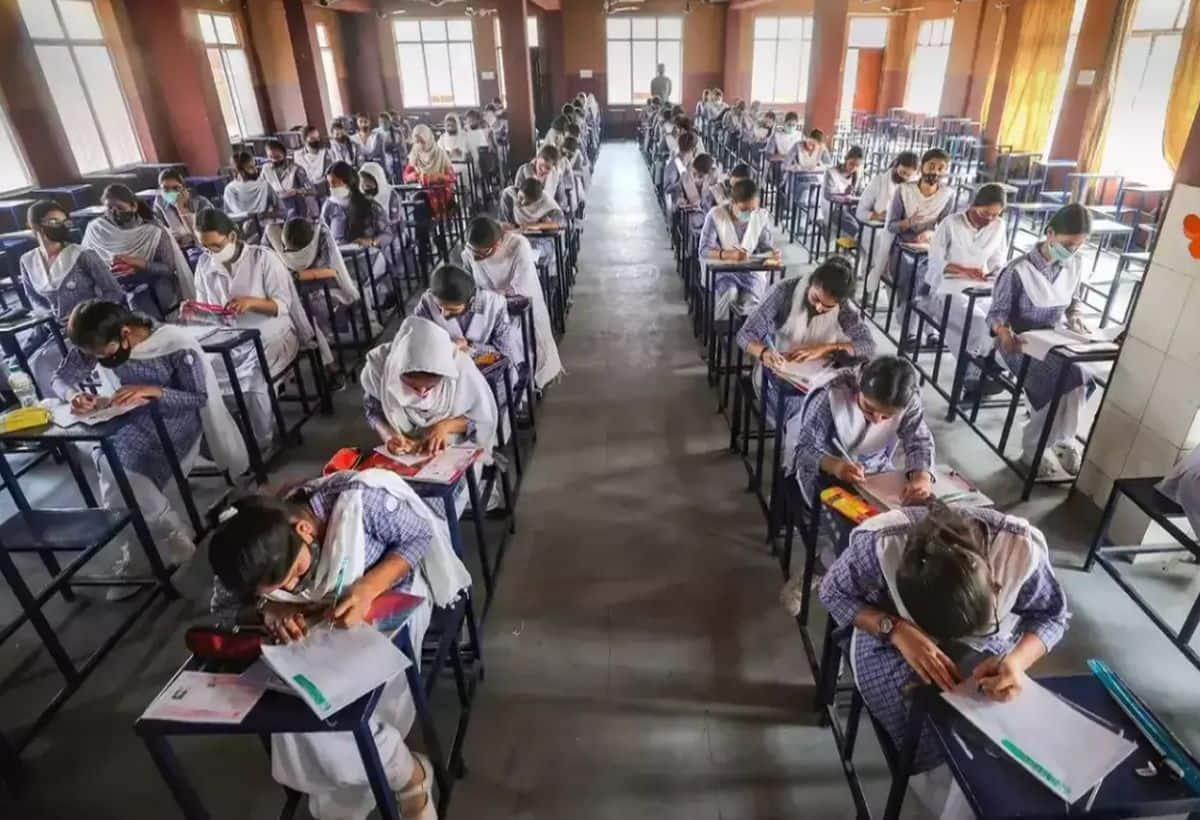 CBSE बोर्ड के सिलेबस में होगा बदलाव? साल में दो बार परीक्षा कराने पर चेयरमैन ने दी बड़ी जानकारी