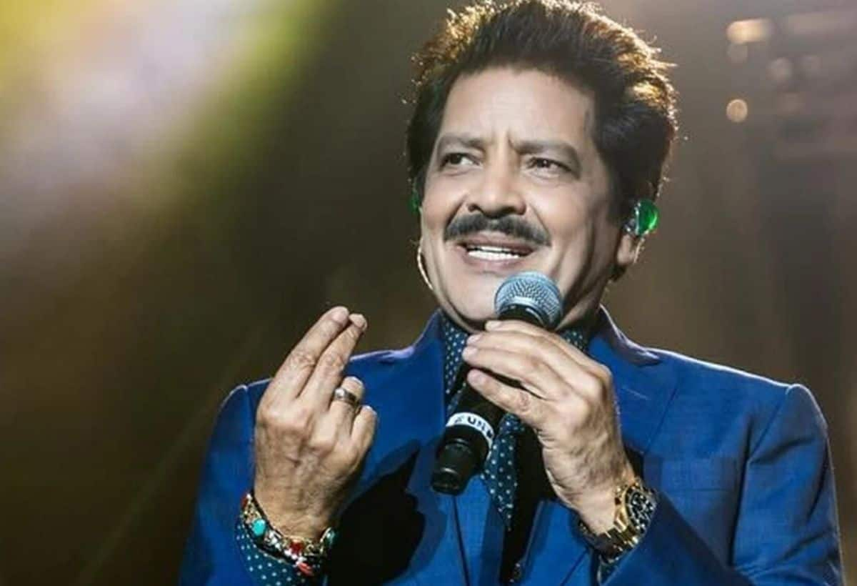 Udit Narayan: दिल है कि मानता नहीं...एक और फिमेल फैन को किस करते हुए दिखे उदित नारायण, वीडियो आया सामने