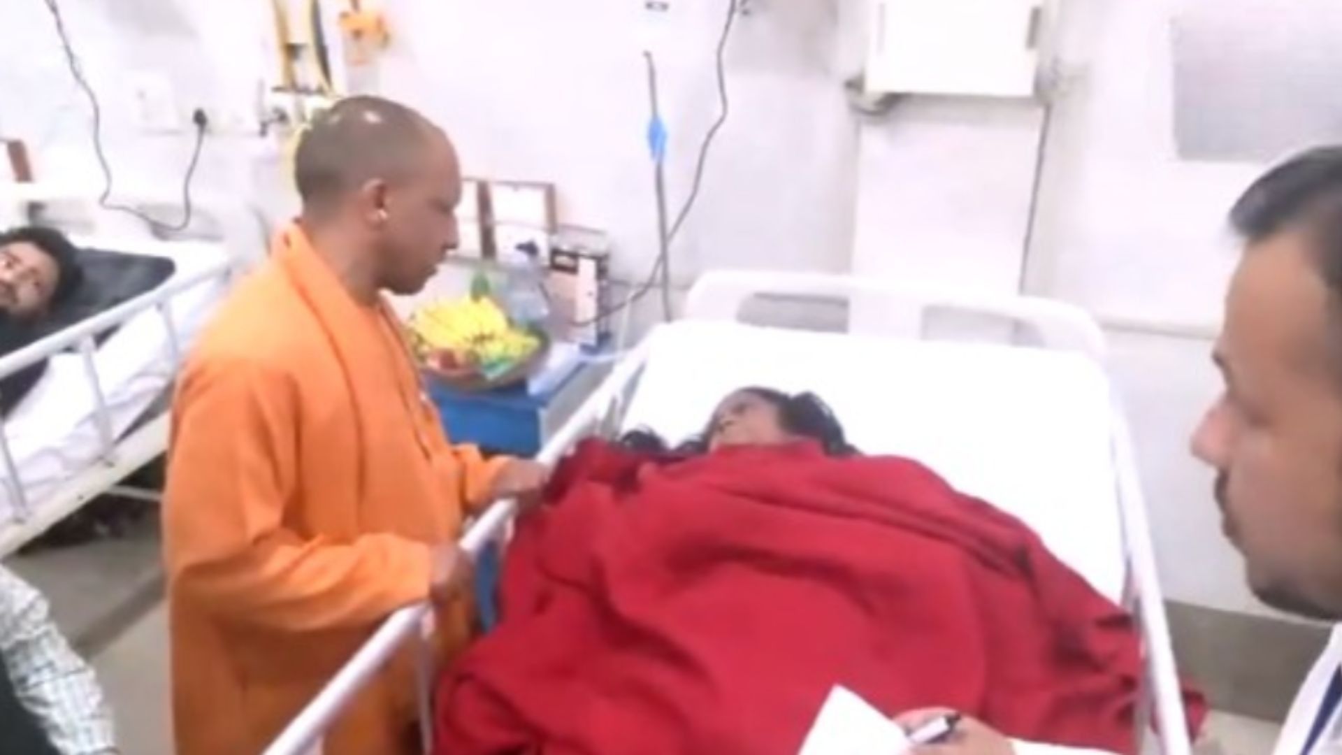 cm yogi meet injured devotees 1738425845540 16 9 crcs3U