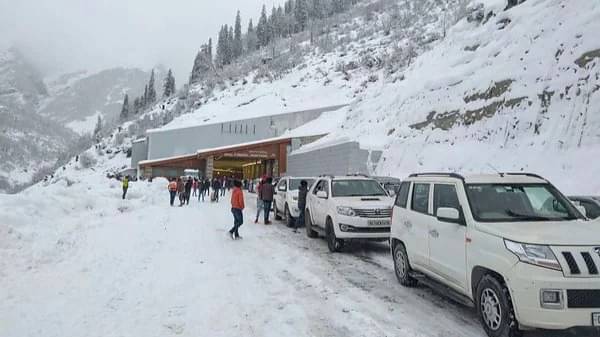 HIMACHAL: अगले 2 दिन भारी बारिश! खूब गिरेगी बर्फ, रविवार तक 4 जिलों के लिए ऑरेंज अलर्ट, पर्यटकों से ये अपील