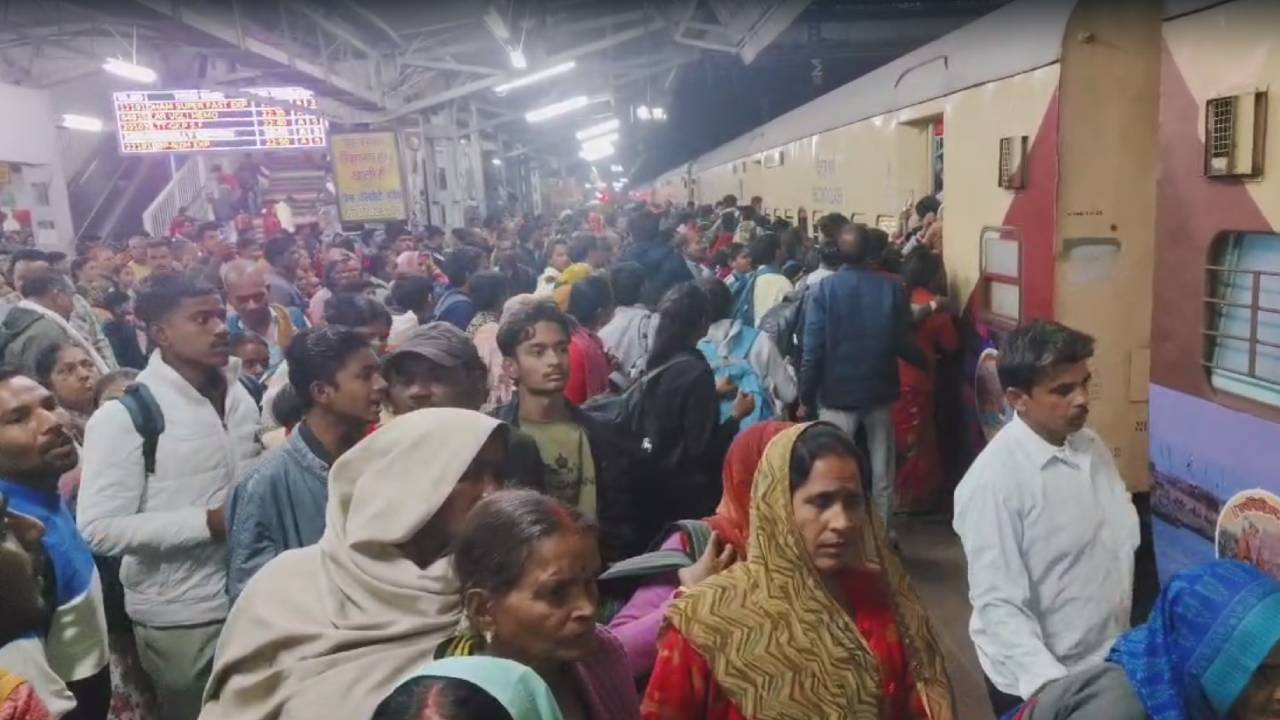 jhansi railway station crowd 1739688068621 16 9 n7gq73