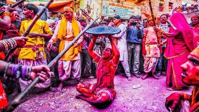 Mathura: बरसाने में लठमार होली के दौरान महिला श्रद्धालु के साथ बदतमीजी करने वाले चढ़े पुलिस के हत्थे, दो आरोपियों को भेजा जेल